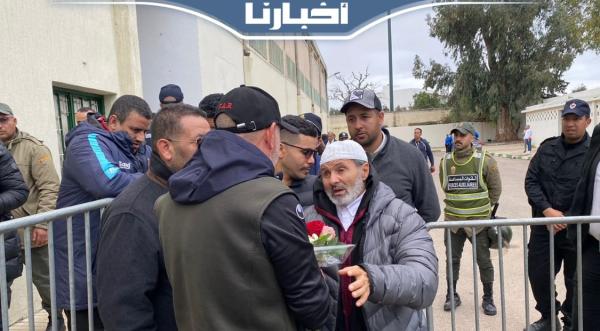 التفاتة إنسانية من مدرب الجيش الملكي تجاه مسن مكفوف في مباراة الرجاء